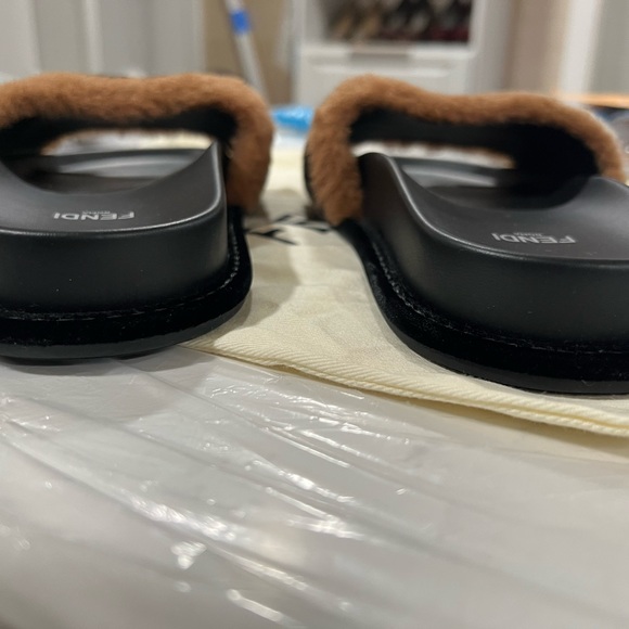 FENDI Shearling Slides/Sandals SIZE 38 EU - Picture 8 of 16